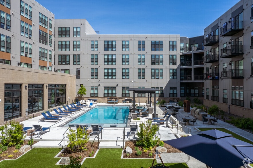 Pool and Courtyard - Westminster Row