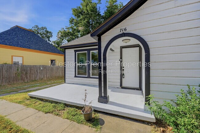 Building Photo - 716 W Heron St