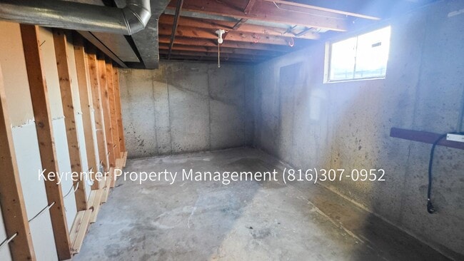 Building Photo - 4 bedroom 1.5 bath