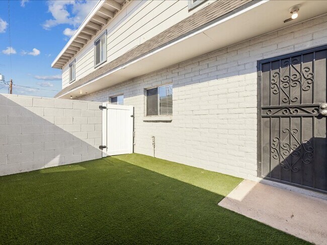 Building Photo - 2 Bedroom 1 Bathroom -ALL Brand New Appliances!