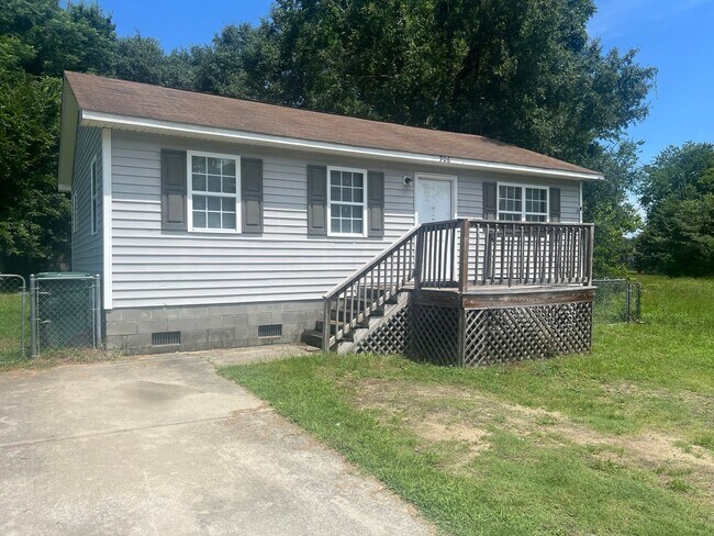 Building Photo - 3 Bedroom House in East Tarboro