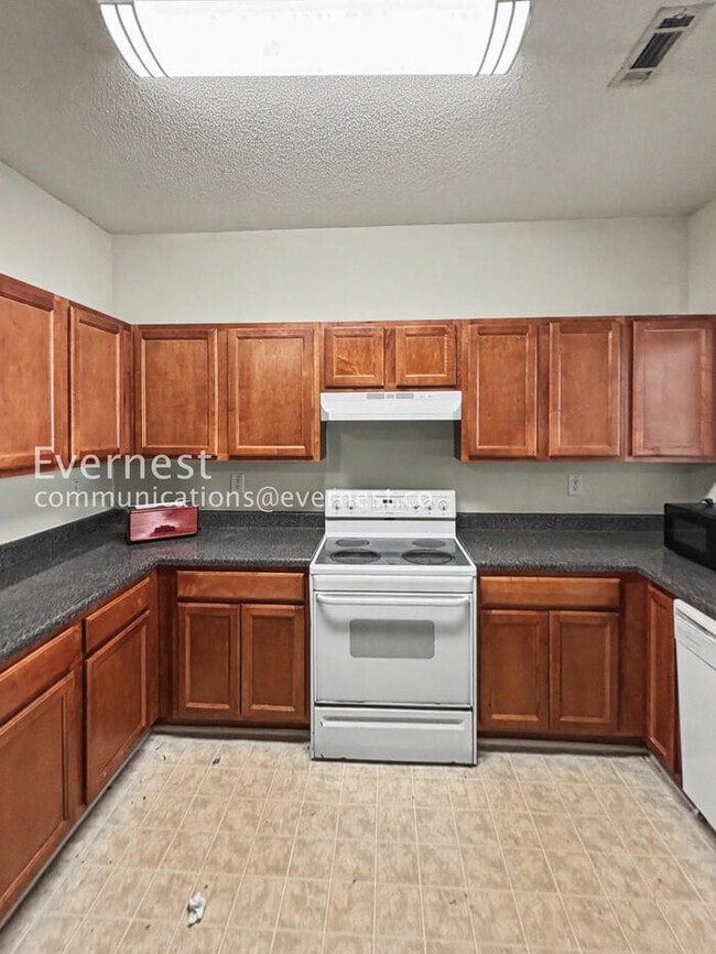 Building Photo - PROMO: Enjoy your 2nd month rent-free rent when you sign the lease today! 3 Bed, 2.5 Bath Home wi...
