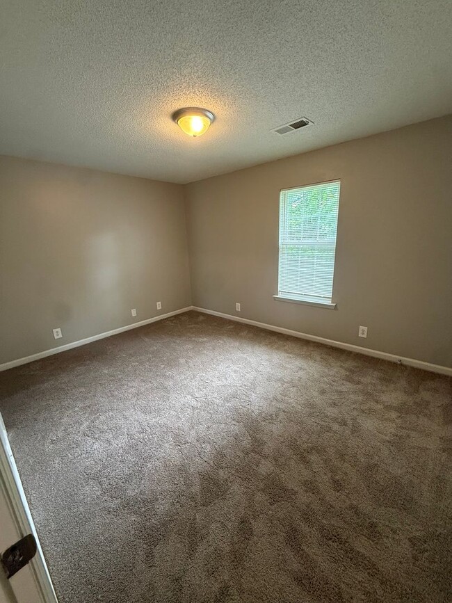 Building Photo - Spacious 2 Bedroom Duplex Near MTSU!