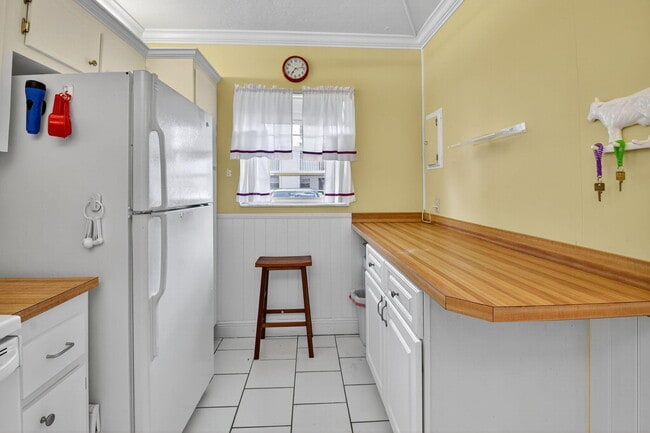 Building Photo - 2860 SW 22nd Ave