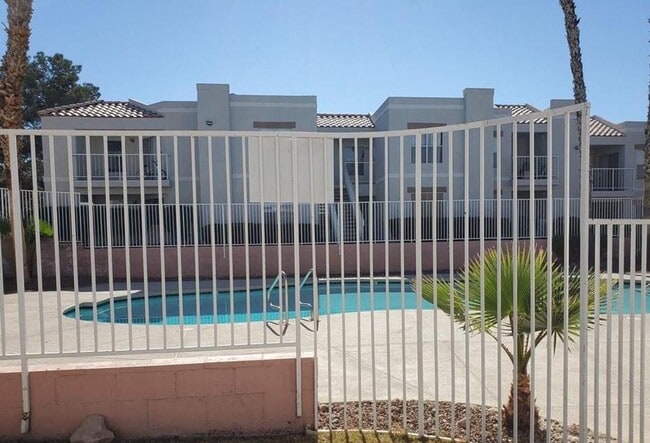 Building Photo - Bright spacious condo near Sunrise Mountain