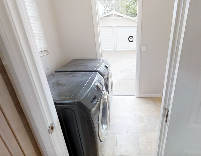 Building Photo - Cozy 3BD/1BA w/ Large Kitchen!