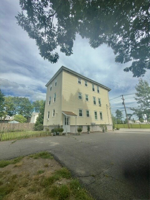 Building Photo - 53 Forest St
