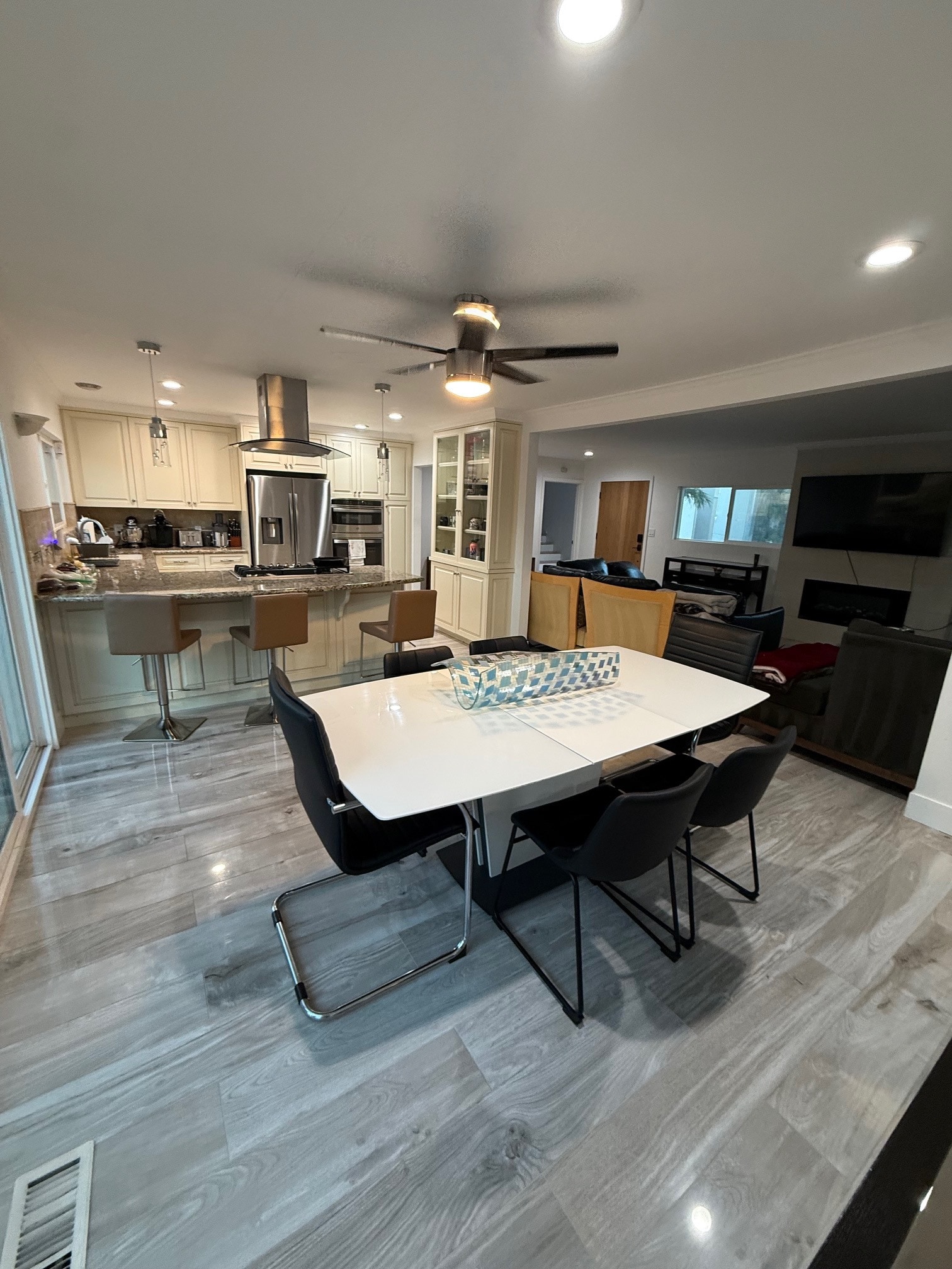 Building Photo - 2396 Redlands Dr