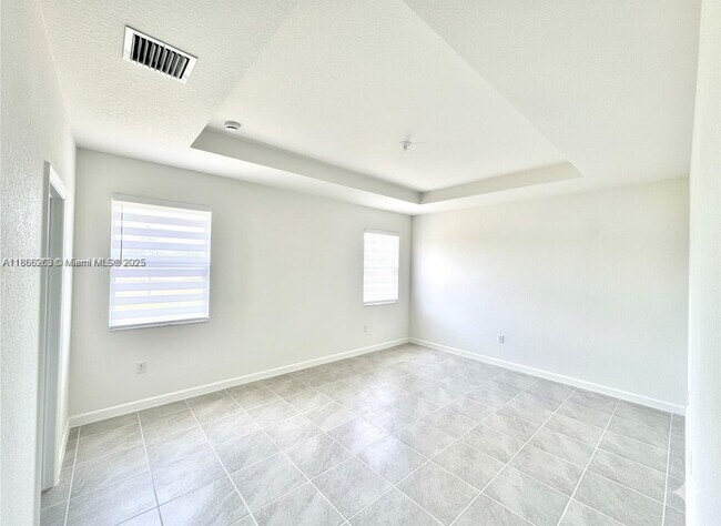 Building Photo - 2990 SE 23rd Ave