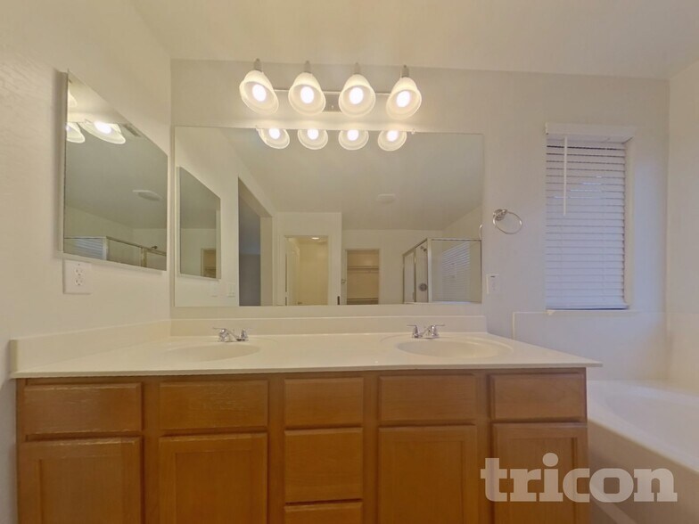 Building Photo - 4036 W Pedro Ln