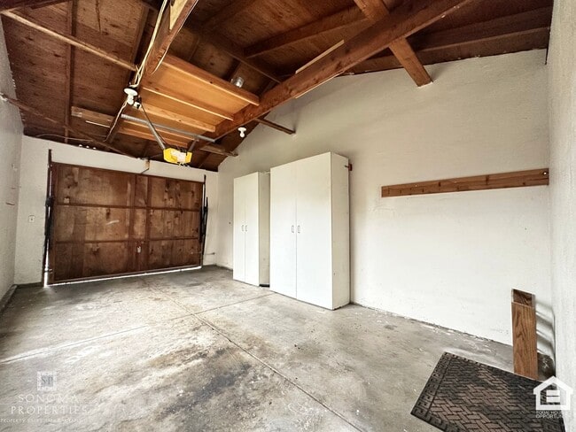 Building Photo - Charming 2 Bedroom Townhouse – Prime Location, Available Now!