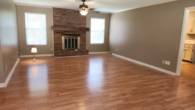 Building Photo - Maryville 37803 - 3 bedroom, 2 bath ranche...
