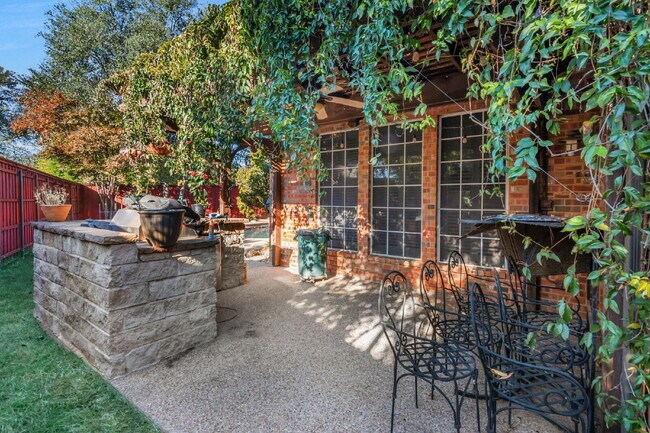 Building Photo - "Stunning Partially Furnished 5-Bedroom Home with Pool & Outdoor Living Center!"