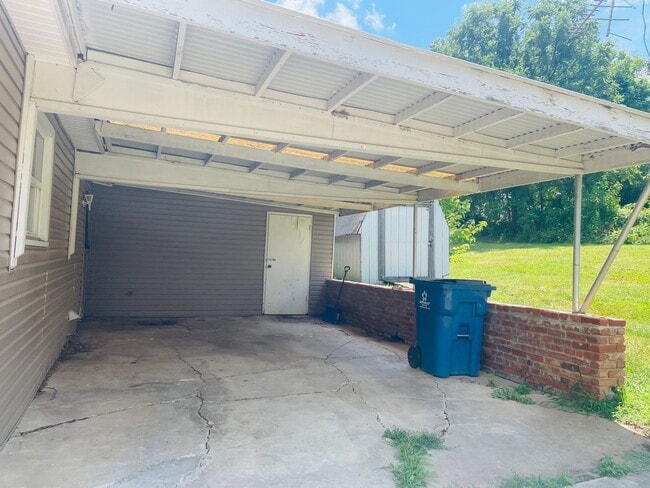 Building Photo - 802 W Main St