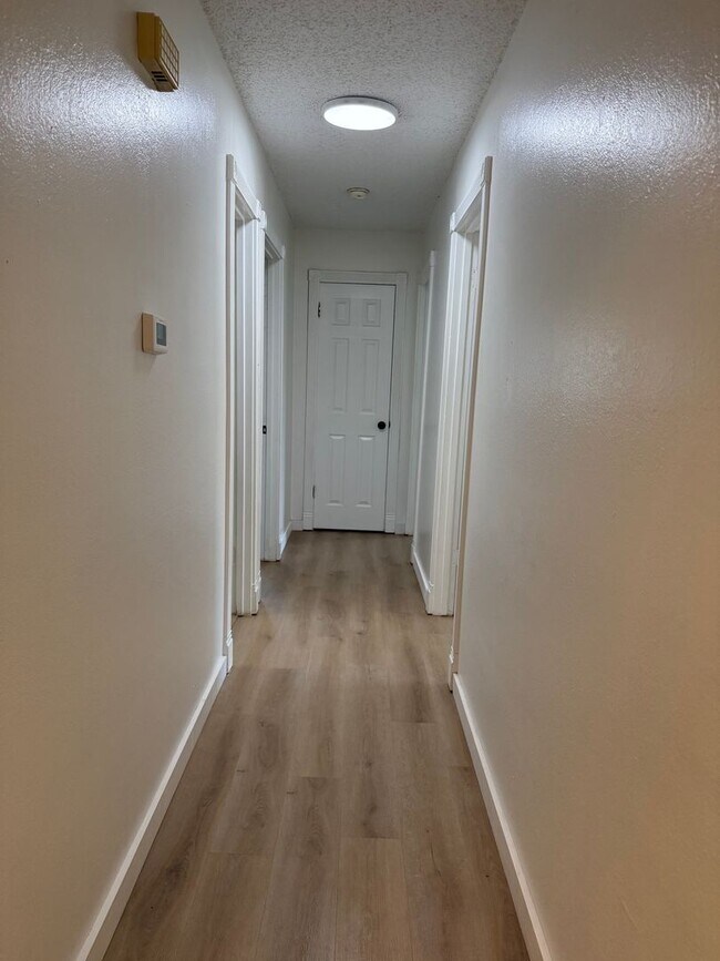 Building Photo - BEAUTIFUL 4 Bedroom 2 Bath  home with spacious backyard AVAILABLE NOW!
