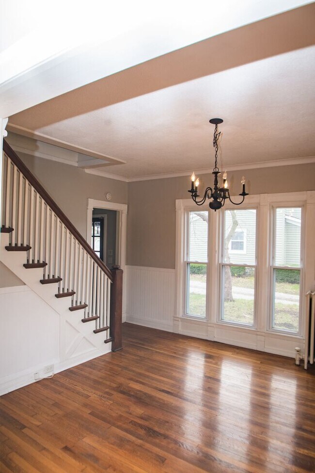 Building Photo - 3 bed 1.5 bath Downtown Valparaiso Home