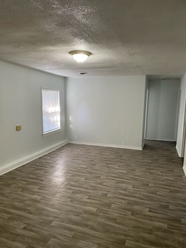 Building Photo - ADORABLE LITTLE HOME