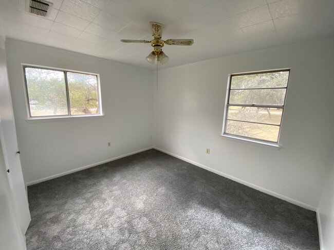 Building Photo - Nice Country living!