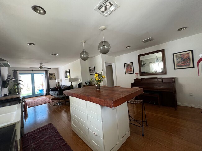 Building Photo - 310 Newland St