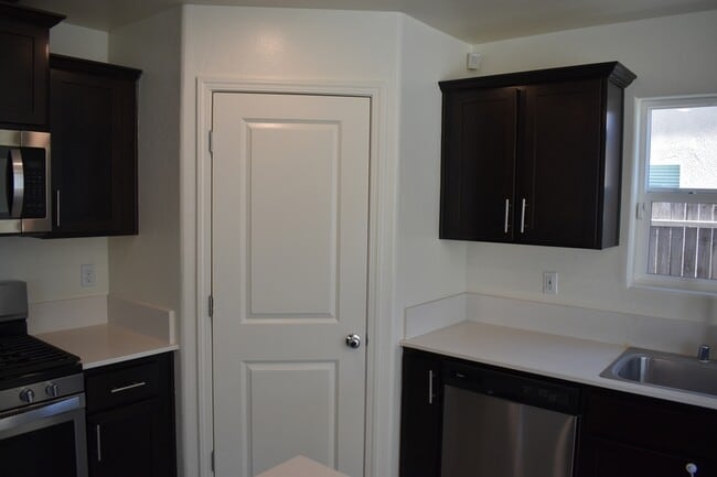 Building Photo - 698 Jessie Dr