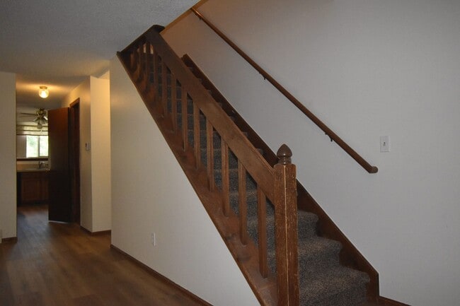 Building Photo - GREAT 3 BEDROOM/2 BATHROOM TOWNHOME WITH NEW PAINT & FLOORING. AVAILABLE 5/23.