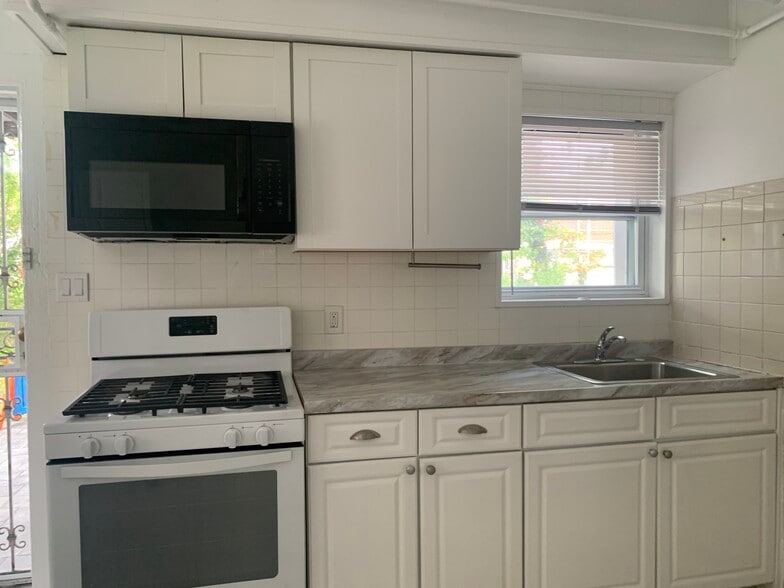 Kitchen - 3334 Kingsland Ave