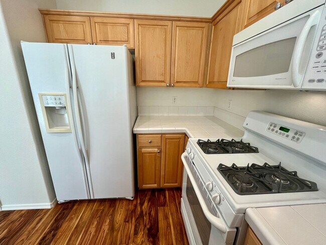 Building Photo - Amazing 3-Bedroom 2.5-Bathroom Townhouse i...