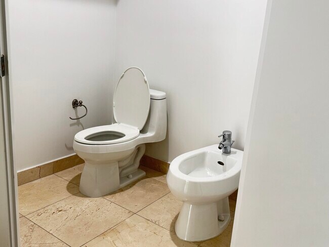 Building Photo - 16275 Collins Ave