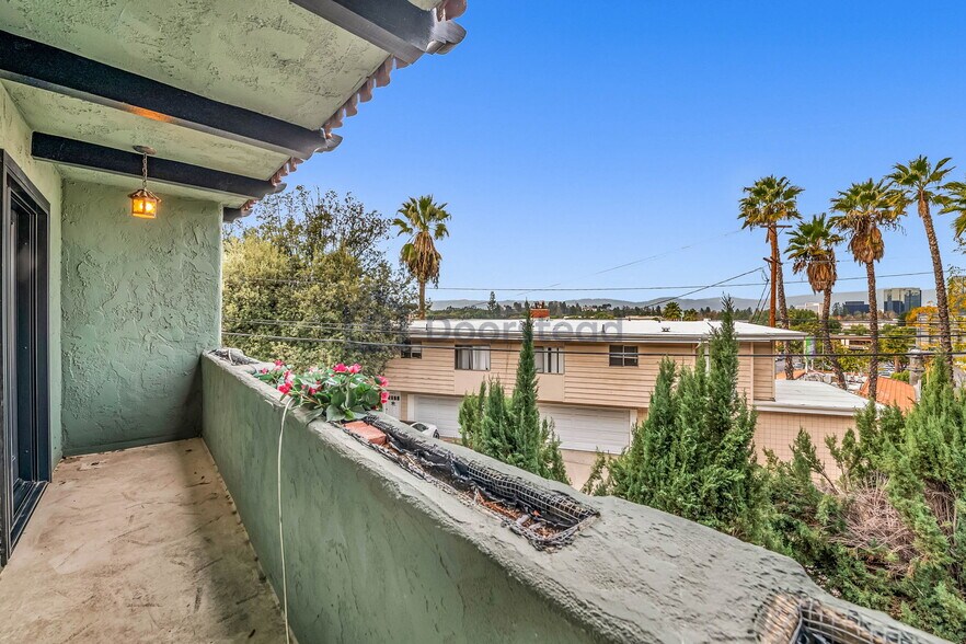 Building Photo - 5368 Calatrana Dr