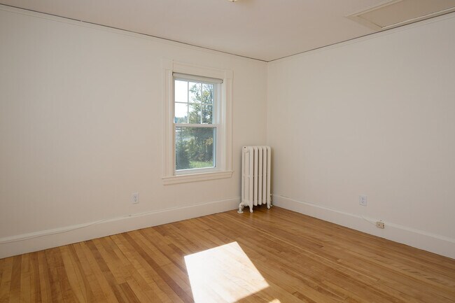 Building Photo - 352 Thoreau St