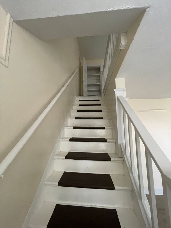 Building Photo - 825 N 6th St