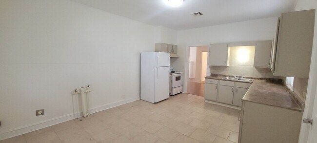 Building Photo - Great 3 bedroom/2 bath home with Oven, Refrigerator, Garage, Central Air & Heat!