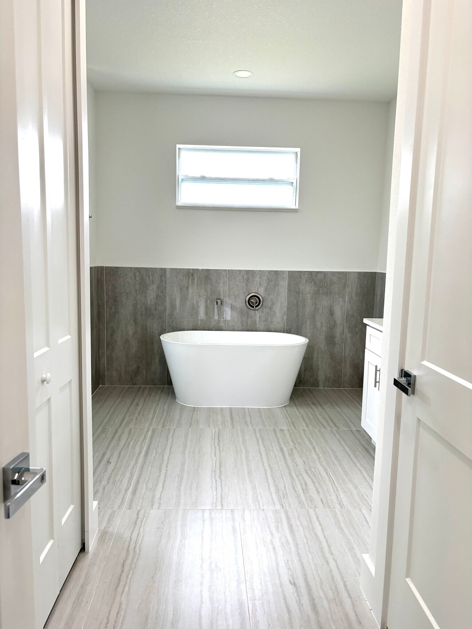 Master room tub - 4260 Baudelaire Ct
