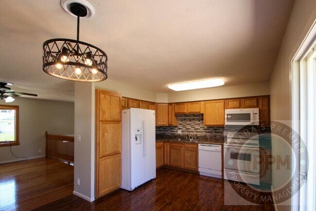 Building Photo - Discover this well-maintained 3-bedroom, 2-bath home in Omaha, NE