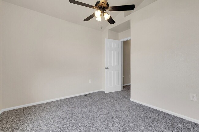 Building Photo - $2,695- 3 Bed, 3 Bath Updated Townhouse wi...