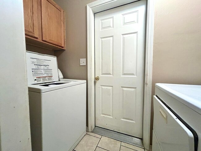 Building Photo - 85 Hartel Pl