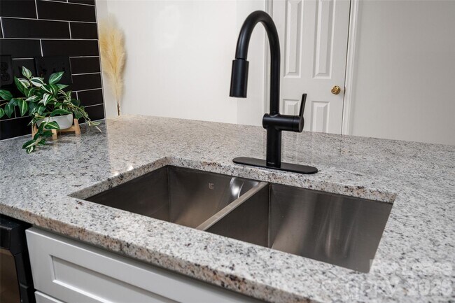 Building Photo - 10943 Carmel Crossing Rd