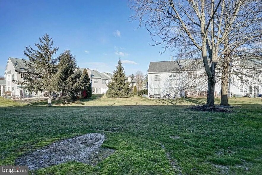 Building Photo - 2403 Doral Dr