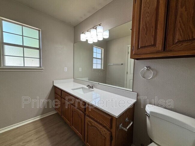 Building Photo - 10333 E 112th St S