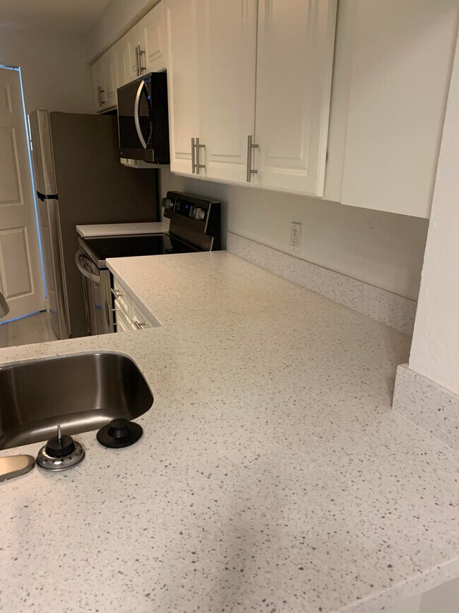 Building Photo - 3022 Alcazar Pl