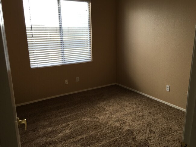 Building Photo - **GORGEOUS 3br/2ba/2garage HOUSE (GREENFIE...