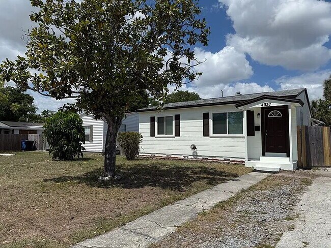 Building Photo - Charming Centrally Located Home | Wood Floors + Fenced Yard