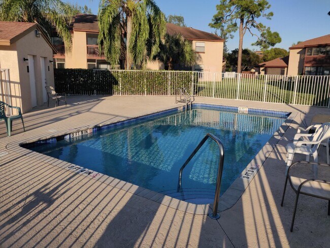 Building Photo - 1506 Lakeview Dr E