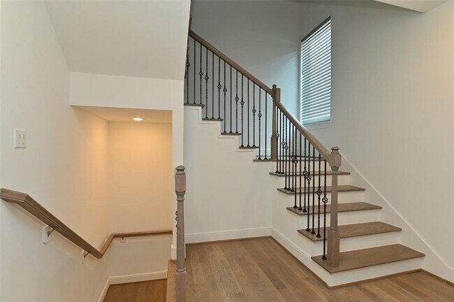 Building Photo - 1117 W 16th St