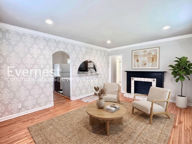 Building Photo - Charming 2-Bed/2 bath Bungalow with Modern Amenities and Ideal Location / Pet-Friendly / Availabl...