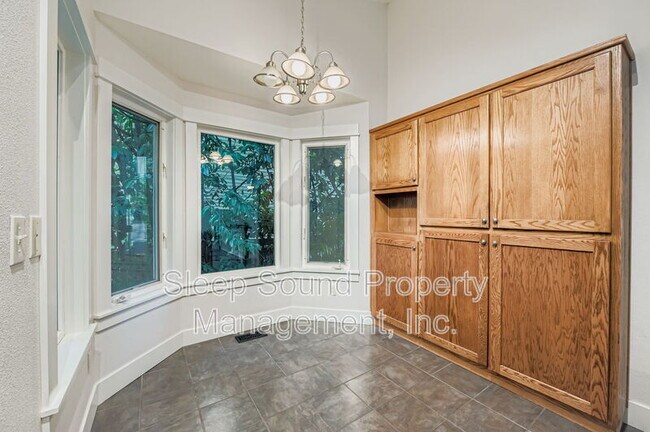 Building Photo - 4817 NE Holman St