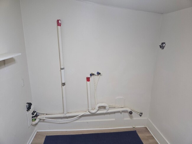 Building Photo - 3 Bedroom 1 Bathroom Townhouse