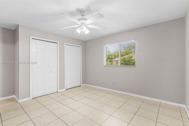 Building Photo - 2412 Millie Ave S