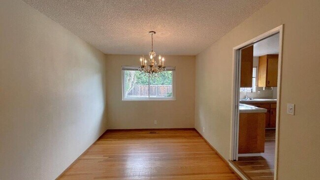 Building Photo - Nice 4 bedroom 2 bathroom home with sparkl...