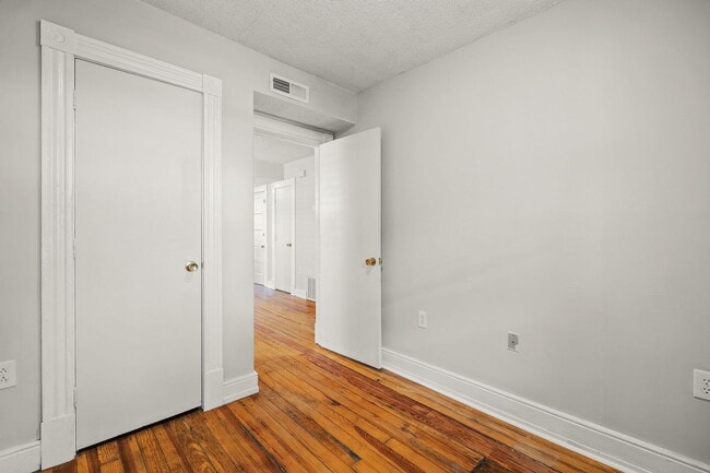 Building Photo - 2605 Parkwood Ave
